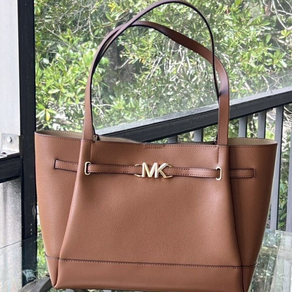 🌟 Michael Kors Manhattan Medium Satchel: Timeless Sophistication! 🛍️